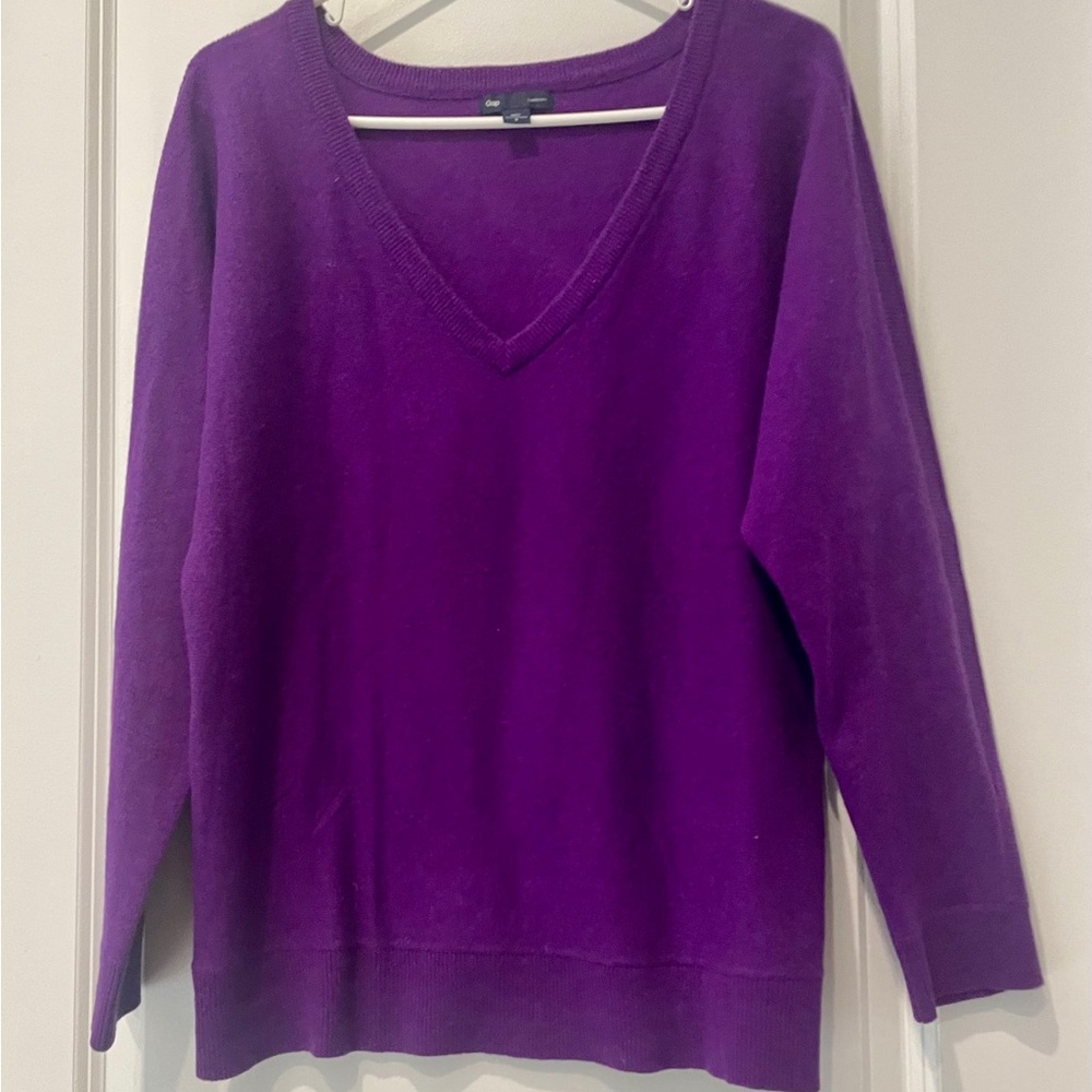 Women’s V-Neck cashemere Sweater in Purple